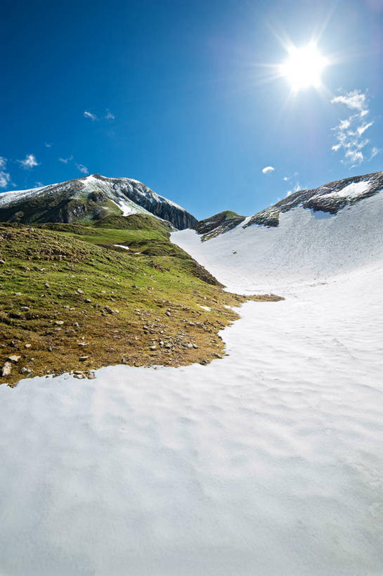 无人,竖图,室外,白天,镜头眩光,美景,山,太阳,雪,法国,景观,山顶,云,冬天,草,风景,天空,自然,景色,寒冷,摄影,宁静,自然风光,阿尔卑斯山脉,上萨瓦,彩图