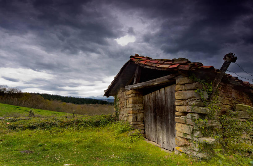 无人,横图,室外,白天,西班牙,废弃,乌云,草,自然,摄影,报废,宁静,废物,丢弃,放弃,抛弃,摈弃,阿拉瓦省,彩图,小木屋,屏弃,摈斥,摒除