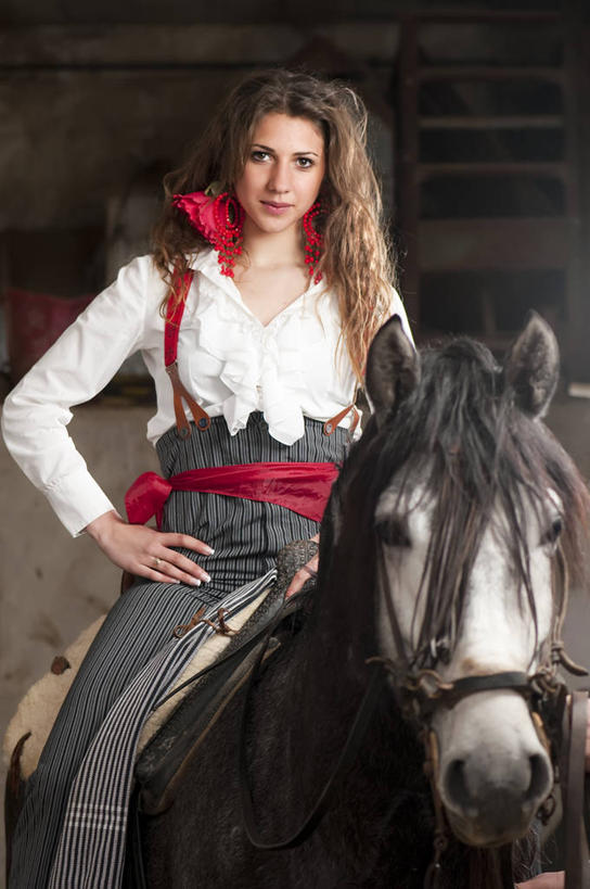 西方人,儿童,少年,一个人,坐,竖图,室内,特写,白天,纯洁,信心,马,西班牙,欧洲,欧洲人,仅一个男性,仅一个年轻女性,仅一个女性,仅一个人,仅一个年轻男性,小孩,叉腰,家畜,可爱,童年,童趣,摄影,肖像,童真,烂漫,无邪,哈恩,天真,男人,男性,年轻男性,年轻女性,女人,女性,白种人,孩子,彩图,态度