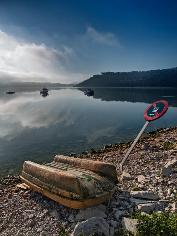 无人,竖图,室外,白天,旅游,度假,美景,山,船,西班牙,停靠,反射,河岸,景观,云,警告,破坏,娱乐,破损,风景,天空,自然,享受,休闲,景色,放松,警示,摄影,宁静,禁止,损坏,提醒,提示,停泊,限制,自然风光,反差,搁浅,阿拉瓦省,危险,岩石,彩图