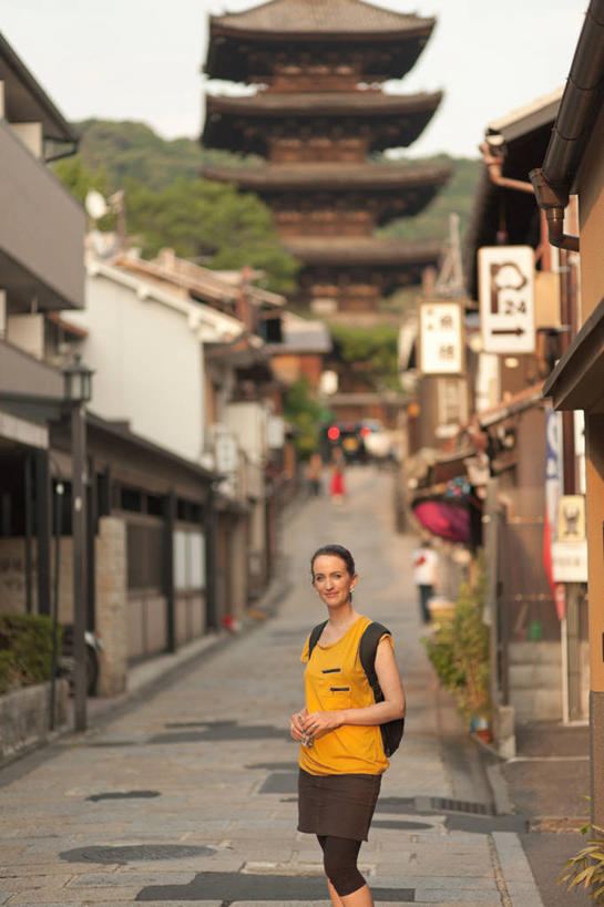 成年人,中年人,一个人,站,微笑,竖图,室外,白天,正面,度假,幸福,建筑,日本,仅一个女性,仅一个人,日本文化,宝塔,仅一个中年女性,摄影,京都府,享乐,肖像,背包客,清水寺,写实,京都市,女人,女性,中年女性,彩图,巷