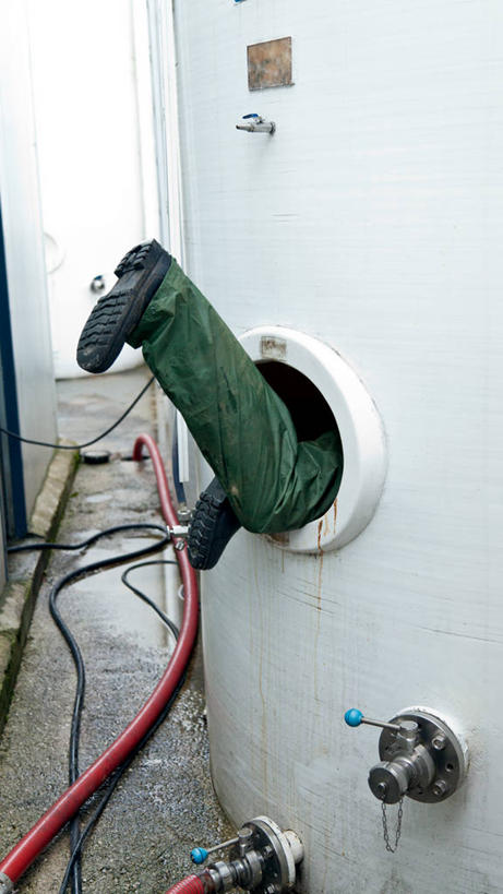 成年人,腿,一个人,竖图,室外,白天,技术,水,鞋子,西班牙,仅一个男性,人体,摄影,部分,四肢,机件,彩图