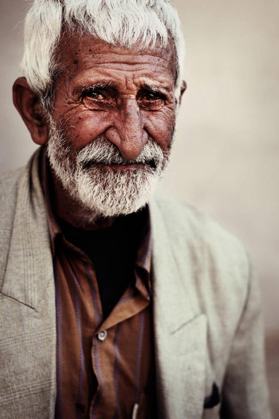 成年人,老年人,脸,头,脸颊,皱纹,胡须,头发,一个人,微笑,竖图,室外,特写,白天,正面,满意,幸福,信心,街道,伊朗,仅一个男性,仅一个人,套装,肩膀,仅一个老年男性,个性,摄影,肖像,设拉子,老年男性,男人,男性,亚洲人,中东人,头部,胡子,络腮胡,脸部,脸蛋,面部,彩图