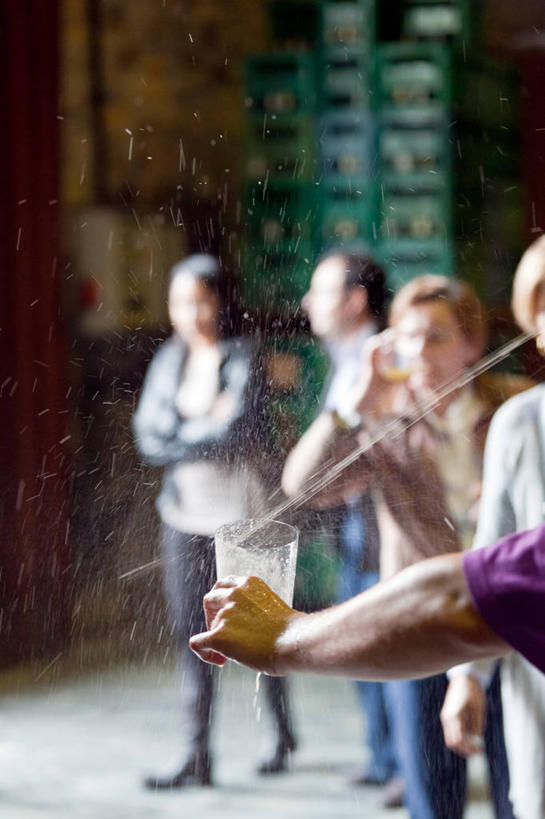 成年人,手,站,竖图,室外,白天,街道,西班牙,五个人,喝,庆祝,溅,饮料,人体,摄影,男人,女人,彩图