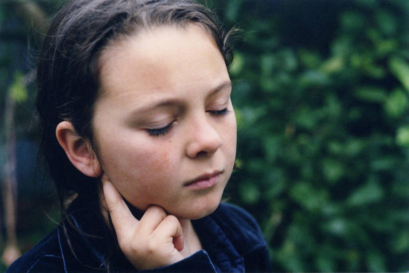 西方人,儿童,脸,头,脸颊,一个人,横图,室外,特写,白天,正面,纯洁,欧洲,新西兰,欧洲人,仅一个女性,仅一个人,撑,托腮,休闲装,肩膀,树,小孩,托,仅一个小孩,思考,可爱,童年,童趣,摄影,托下巴,大洋洲,童真,烂漫,无邪,写实,纽西兰,长白云之乡,新西兰北岛,天真,女孩,女人,女性,白种人,孩子,头部,脸部,脸蛋,面部,闭着眼睛,彩图,女生,怀拉拉帕,北岛