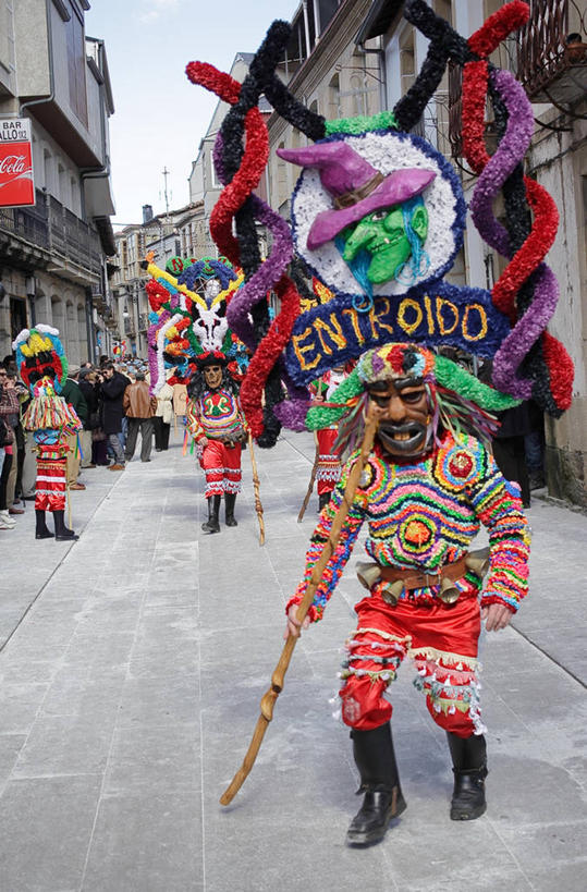 竖图,室外,白天,民族服装,街道,西班牙,狂欢节,服装,庆祝,古典,文化,传统,衣服,摄影,服饰,古装,韵味,加利西亚,彩图,传统服装,民俗服,传统节日