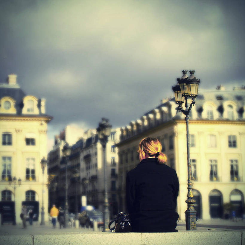 成年人,一个人,坐,方图,室外,白天,寂寞,建筑,路灯,法国,巴黎,仅一个女性,云,首都,休闲装,背面,天空,摄影,法国文化,写实,法兰西岛大区,旺多姆广场,休闲活动,半身,彩图