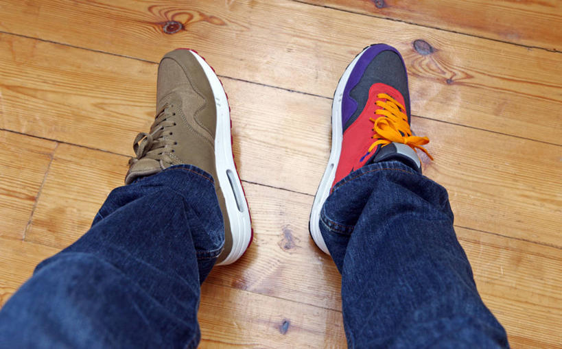 一个人,横图,室内,特写,白天,运动鞋,建材,地板,建筑,英国,朦胧,模糊,材料,木板,木材,地面,首都,牛仔裤,休闲装,木地板,木柴,决定,人体,摄影,建造,木料,多样,部分,选择,足,硬木,彩图