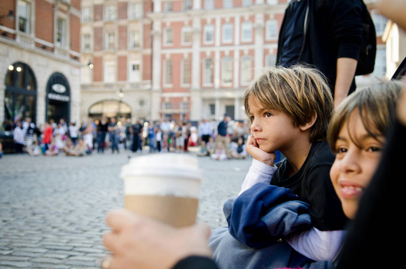 西方人,儿童,脸,头,脸颊,头发,一个人,两个人,坐,微笑,横图,室外,白天,幸福,纯洁,英国,欧洲,伦敦,欧洲人,仅一个男性,仅一个人,首都,拿着,托腮,休闲装,肩膀,小孩,仅一个小孩,金色,可爱,童年,童趣,摄影,观看,部分,西欧,大不列颠,童真,烂漫,无邪,大不列颠及北爱尔兰联合王国,大不列颠及爱尔兰联合王国,雾都,天真,男孩,男人,男性,白种人,孩子,头部,脸部,脸蛋,面部,彩图,科文特花园,大不列颠王国,大英帝国,联合王国,日不落帝国,男生,好奇心