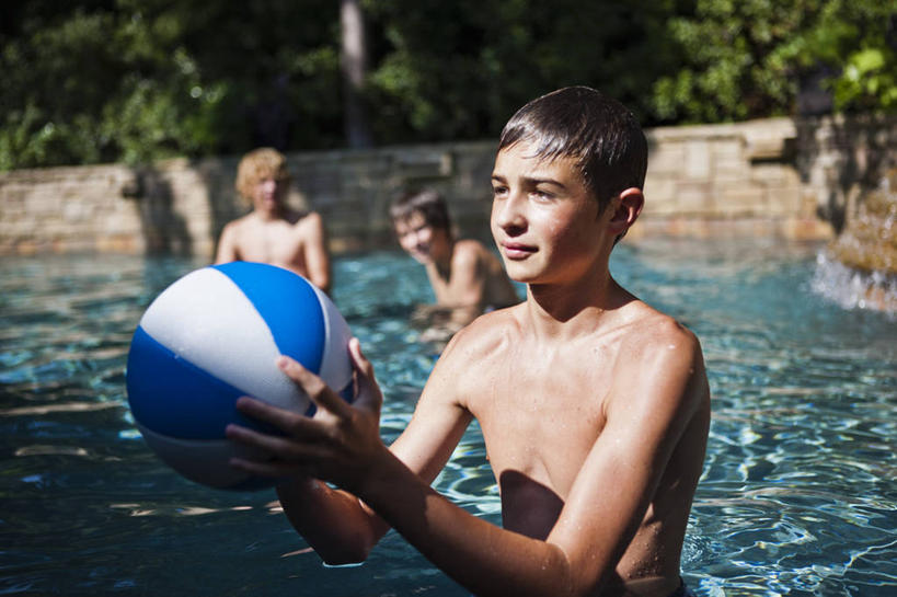 西方人,儿童,少年,脸,头,脸颊,一个人,三个人,游泳池,横图,室外,特写,白天,度假,友谊,幸福,纯洁,日光,欧洲,美国,欧洲人,仅一个男性,仅一个人,围墙,裸露,刺激,肩膀,树,仅一个年轻男性,小孩,活力,可爱,童年,童趣,摄影,北美,北美洲,享乐,青春期,德克萨斯州,美洲,裸,童真,烂漫,无邪,德克萨斯,得州,德州,得克萨斯州,孤星之州,首府,北亚美利加洲,亚美利加洲,沃思堡,天真,男孩,男人,男性,年轻男性,白种人,孩子,头部,脸部,脸蛋,面部,休闲活动,彩图,塔兰特县,美利坚合众国