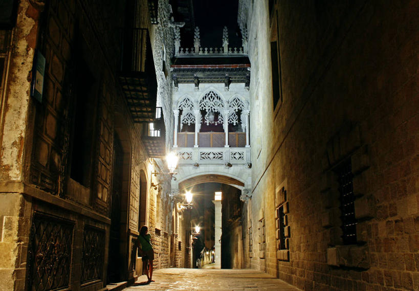 站,横图,室外,夜晚,建筑,街道,西班牙,巴塞罗那,朦胧,模糊,拱门,古城,摄影,照亮,迷人,剪影,拱廊,哥德区,彩图