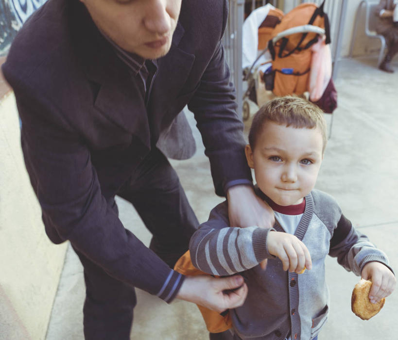 西方人,儿童,成年人,中年人,两个人,家庭,父亲,儿子,站,横图,室外,白天,纯洁,西班牙,欧洲,巴塞罗那,欧洲人,套装,长椅,拿着,休闲装,婴儿车,小孩,下车,温暖,温馨,一家人,校服,可爱,童年,童趣,摄影,离开,协助,和睦,关爱,肖像,童真,烂漫,无邪,天真,男孩,男性,中年男性,白种人,孩子,半身,彩图,装扮,融洽