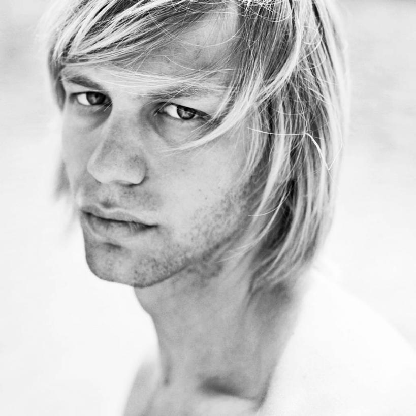 成年人,脸,头,脸颊,头发,一个人,方图,黑白,室外,特写,白天,侧面,乌克兰,仅一个男性,仅一个人,裸露,肩膀,仅一个年轻男性,思考,金色,凝视,摄影,肖像,裸,悲哀,男人,男性,年轻男性,年轻人,头部,脸部,脸蛋,面部,胡茬