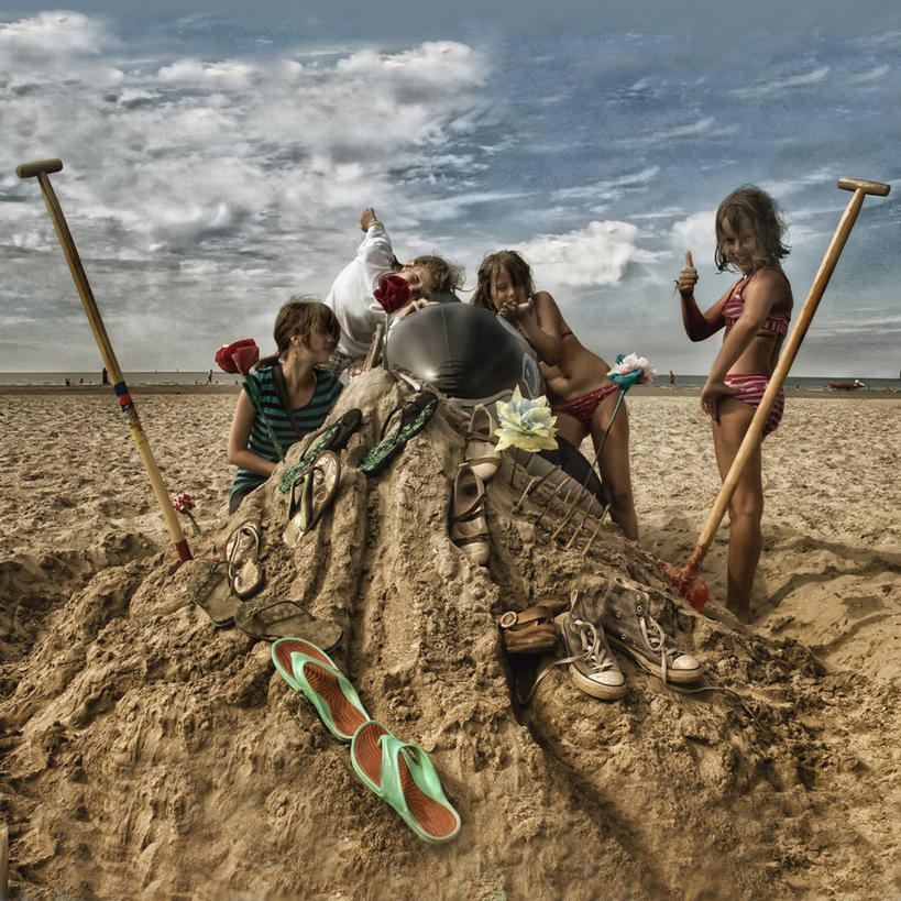 儿童,少年,头发,一个人,四个人,站,蹲,方图,室外,白天,比基尼,度假,快乐,友谊,幸福,纯洁,智慧,海洋,风,玩具,鞋子,比利时,仅一个年轻女性,仅一个女性,仅一个人,突出,沙子,云,休闲装,称赞,表扬,小孩,天空,拖鞋,叉腰,手势,做,金色,可爱,乐趣,竖,童年,童趣,摄影,翘,帆布鞋,高,沙雕,享乐,夸奖,优秀,童真,烂漫,无邪,好,妙,顺利,出色,超群,杰出,卓越,奇妙,聪明,天真,年轻女性,女孩,女人,女性,孩子,大拇指,海滩,半身,彩图,打手势,奥斯坦德