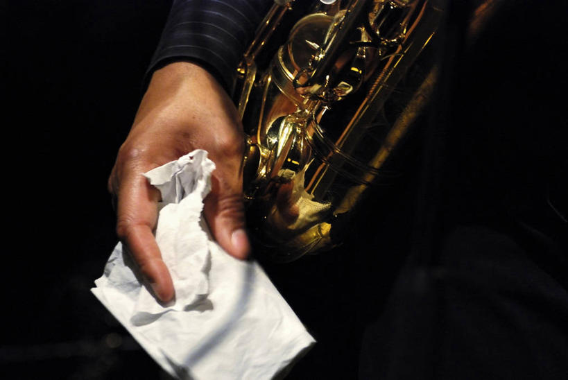 成年人,手,一个人,横图,特写,葡萄牙,仅一个男性,黑色背景,小号,音乐,拿着,纸巾,休息,人体,摄影,部分,关爱,技能,彩图,影棚拍摄