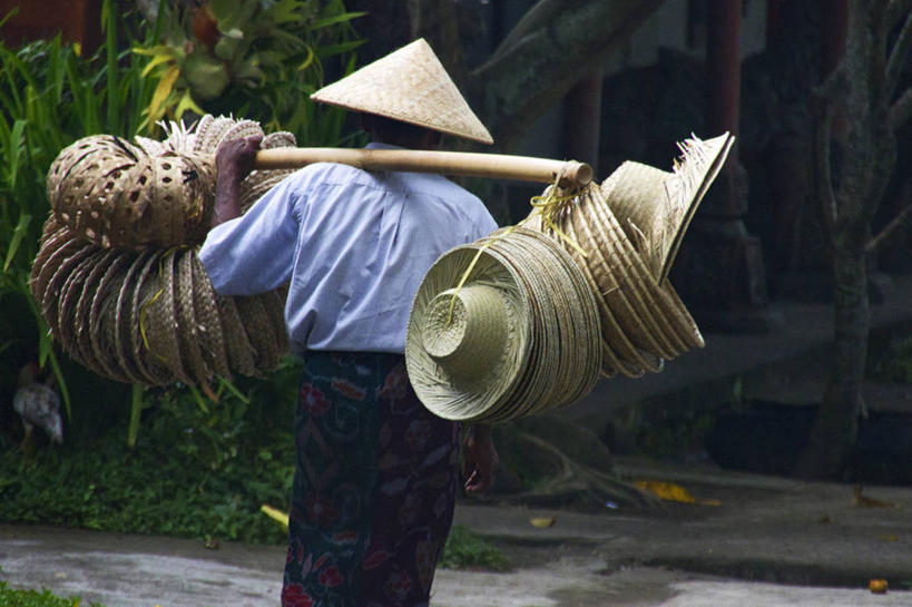 成年人,一个人,横图,室外,白天,商务,印度尼西亚,仅一个男性,许多,丰富,很多,拿着,背面,背着,零售,摄影,多样,运送,贩卖,印度文化,商人,彩图,巴厘