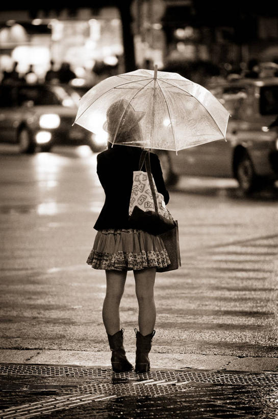 一个人,站,竖图,室外,裙子,时尚,城市,街道,汽车,照明,东京,日本,伞,角落,挎包,天气,首都,拿着,休闲装,灯,背面,黄昏,灯具,运输,摄影,保护,照亮,照明设备,等,前照灯,前大灯,车前灯,女性,斑马线,彩图