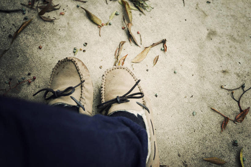 腿,一个人,横图,俯视,室外,白天,鞋子,美国,裤子,冬天,皮,皮革,个性,寒冷,人体,摄影,皮肤,部分,皮毛,加利福尼亚,四肢,彩图,高角度拍摄,鹿皮,鹿皮革