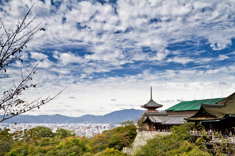 横图,室外,白天,山,植物,建筑,日本,日本文化,屋顶,云,尖顶,树,天空,自然,摄影,宗教,京都府,宗教建筑,清水寺,灵性,彩图,传统文化
