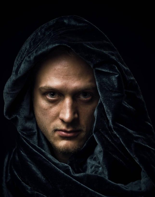 成年人,中年人,脸,头,脸颊,一个人,竖图,特写,正面,信心,仅一个男性,仅一个人,仅一个中年男性,黑色背景,肩膀,黑色,个性,摄影,怪异,肖像,塞尔维亚,天鹅绒,男人,男性,中年男性,头部,脸部,脸蛋,面部,彩图,影棚拍摄,风帽,诺维萨德