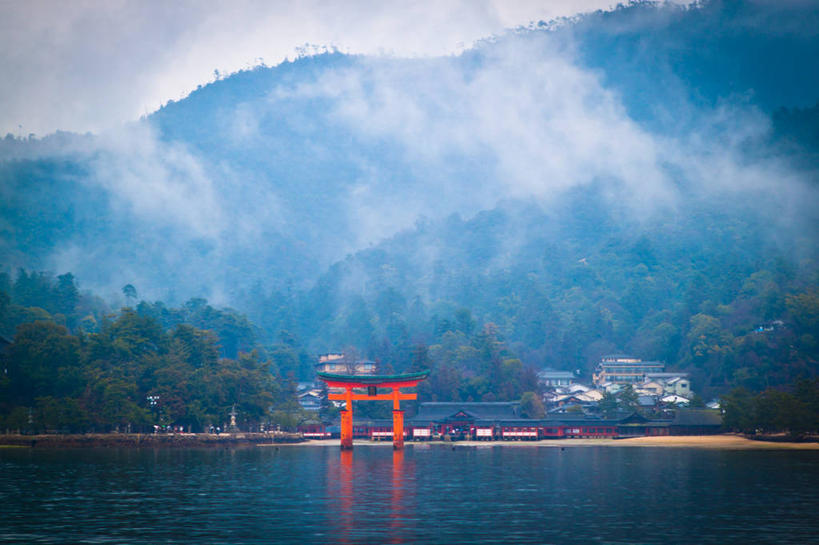 无人,横图,室外,白天,湖,山,雾,建筑,广岛县,日本,日本文化,大门,鸟居,天气,摄影,宗教,宁静,神殿,宗教建筑,彩图,宫屿