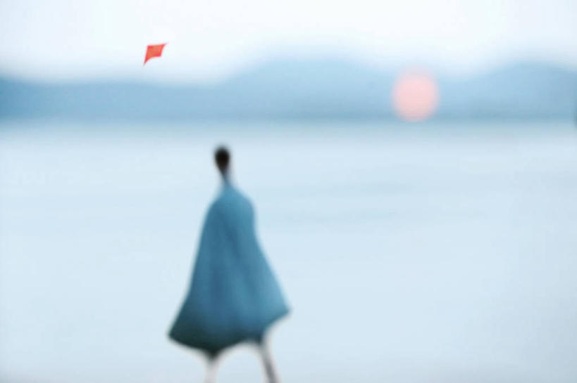 成年人,一个人,站,横图,室外,度假,海洋,日落,山,太阳,仅一个男性,半空,天空,自然,风筝,摄影,散焦,海滩,休闲活动,彩图