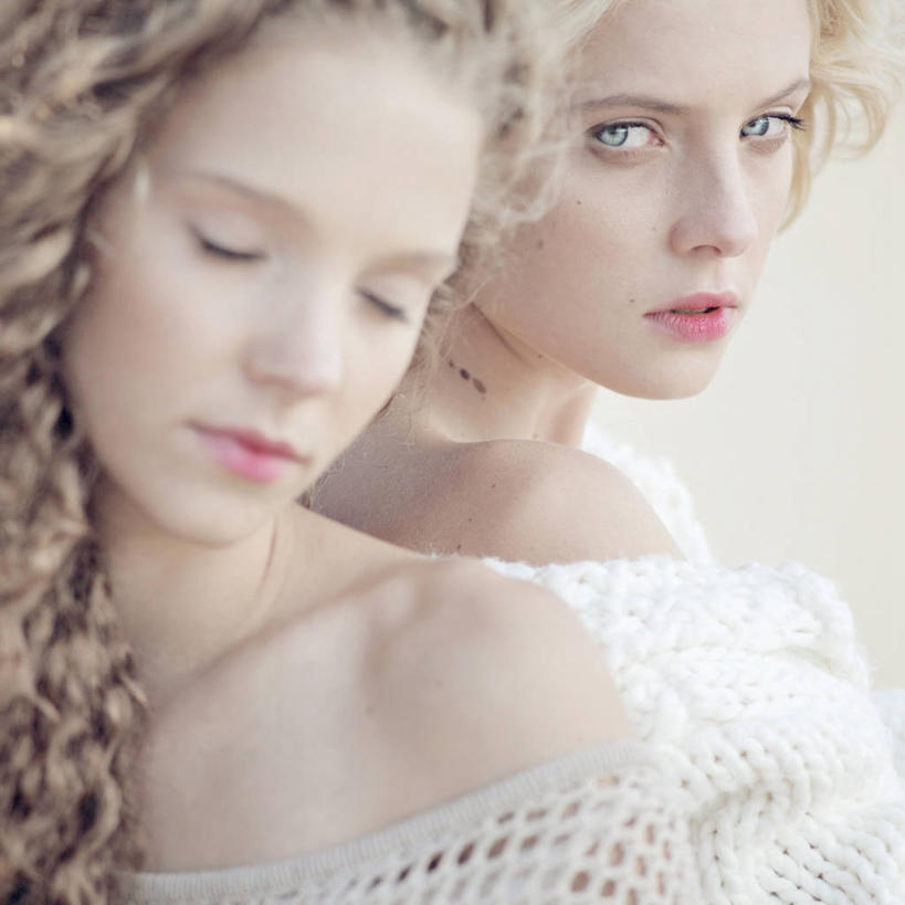 成年人,脸,头,脸颊,一个人,两个人,方图,特写,白色背景,乌克兰,仅一个年轻女性,仅一个女性,仅一个人,扭头,注视,肩膀,白色,观察,看,转头,背靠背,思考,摄影,观看,察看,关注,肖像,年轻女性,女人,女性,年轻人,头部,长发,脸部,脸蛋,面部,闭着眼睛,彩图,影棚拍摄