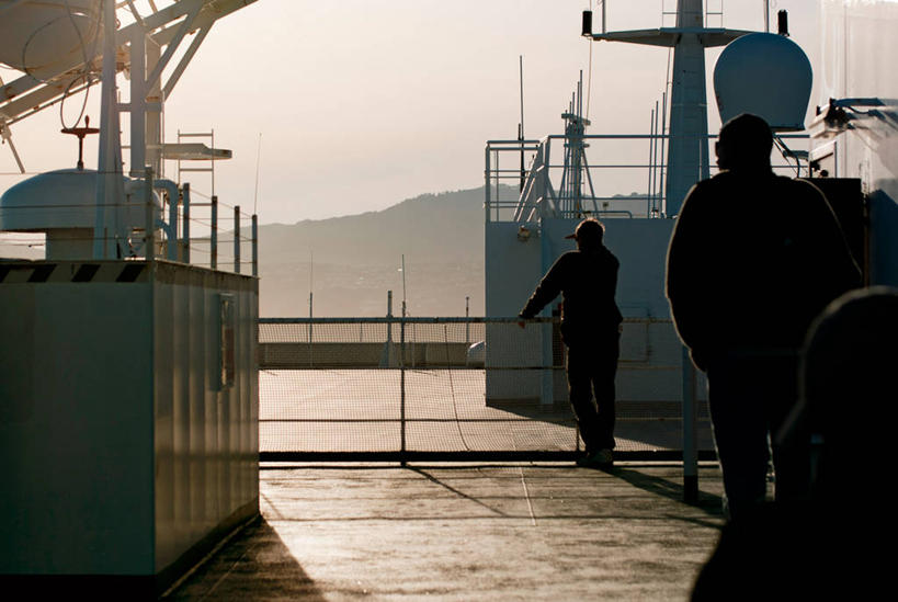 三个人,站,横图,室外,山,客轮,新西兰,首都,休闲装,背面,天空,思考,运输,摄影,渡轮,彩图,旅行