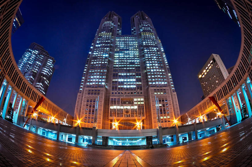 无人,横图,室外,夜晚,鱼眼镜头,仰视,天际线,城市,建筑,路灯,东京,日本,日本文化,庭院,首都,现代,摄影,照亮,政府大楼,政府,市政大楼,万里无云,新宿区,彩图,低角度拍摄