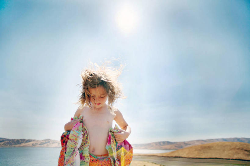 西方人,儿童,一个人,站,横图,室外,白天,正面,裙子,纯洁,湖,水,欧洲,美国,欧洲人,仅一个女性,仅一个人,注视,小孩,天空,观察,看,仅一个小孩,可爱,童年,童趣,摄影,观看,察看,北美,北美洲,关注,加利福尼亚,美洲,童真,烂漫,无邪,加州,加利福尼亚州,金州,黄金州,北亚美利加洲,亚美利加洲,索诺马县,天真,女孩,女人,女性,白种人,孩子,休闲活动,半身,彩图,美利坚合众国,女生,圣塔罗莎