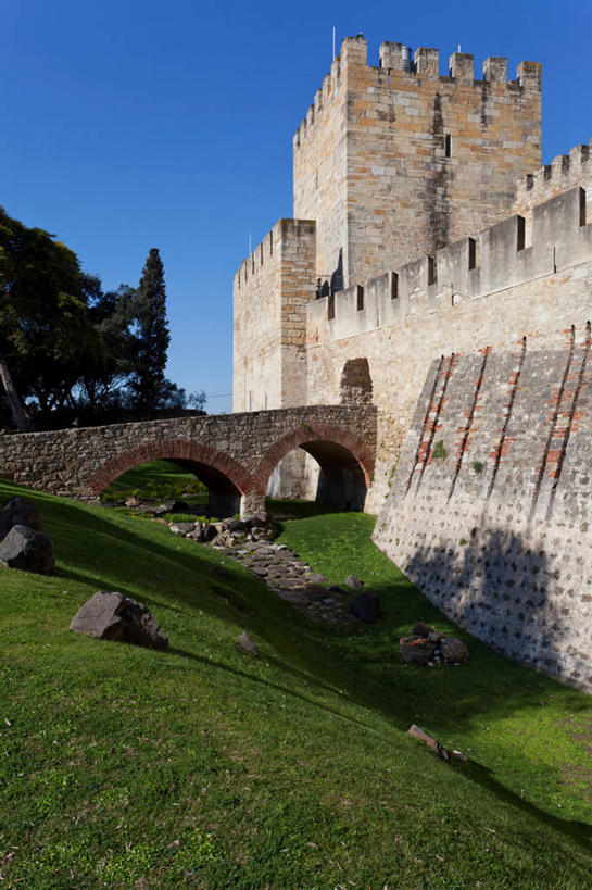 无人,竖图,室外,白天,山,建筑,葡萄牙,阴影,城堡,拱门,历史,草,摄影,护城河,万里无云,彩图