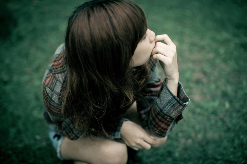 成年人,中年人,一个人,蹲,横图,室外,特写,白天,衬衫,台湾,仅一个女性,仅一个人,咬,短裤,首都,休闲装,草,仅一个中年女性,思考,童年,吸,摄影,咬着,吮,台北,女人,女性,中年女性,中国人,彩图