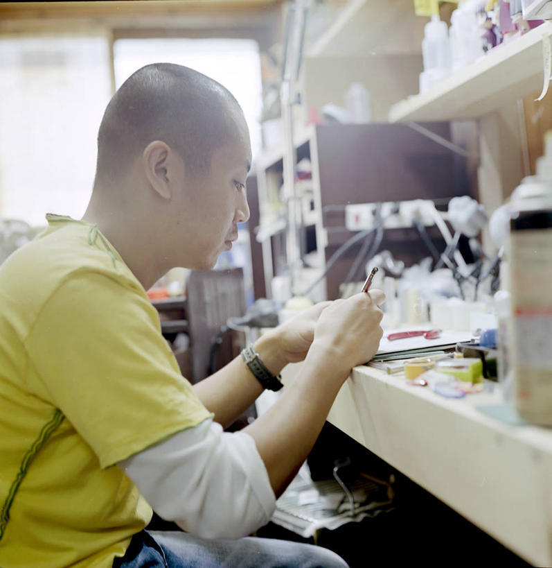 东方人,成年人,中年人,一个人,坐,竖图,室内,白天,侧面,东京,日本,亚洲,仅一个男性,仅一个人,仅一个中年男性,准备,工作,首都,T恤,拿着,注视,休闲装,黄种人,书桌,架子,观察,看,做,日本人,摄影,观看,察看,专心,工作室,关注,剃胡子,技能,美术工艺,男人,男性,中年男性,亚洲人,彩图