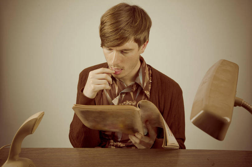 成年人,脸,头,脸颊,一个人,办公室,坐,横图,室内,正面,桌子,杂志,日本,仅一个男性,仅一个人,咬,拿着,注视,休闲装,肩膀,灯,仅一个年轻男性,观察,看,个性,读书,吸,摄影,观看,咬着,察看,专心,关注,吮,冈山县,男人,男性,年轻男性,年轻人,头部,脸部,脸蛋,面部,休闲活动,彩图