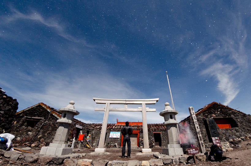 一个人,站,横图,室外,白天,仰视,富士山,日本,日本文化,大门,星星,背面,天空,摄影,宗教,神殿,灵性,彩图,低角度拍摄