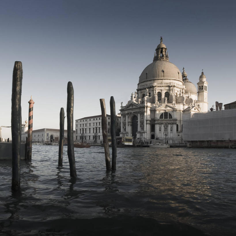 无人,教堂,横图,室外,白天,河流,建筑,意大利,威尼斯,反射,历史,木桩,摄影,基督教,圆顶建筑,宗教建筑,意大利文化,万里无云,圣玛莉亚安泰教堂,彩图