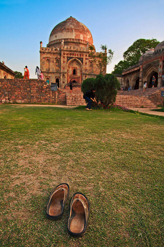 竖图,室外,白天,楼梯,城市,建筑,印度,首都,一对,历史,草,树,摄影,宗教,圆顶建筑,宗教建筑,万里无云,新德里,德里,彩图