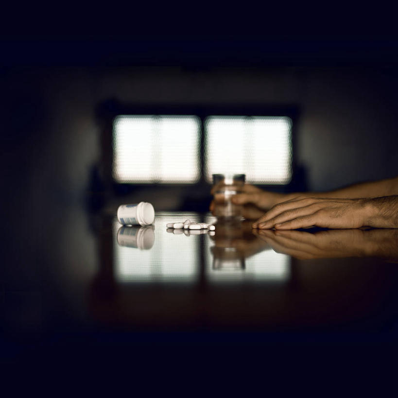 成年人,手,一个人,方图,室内,白天,失败,寂寞,水,窗户,桌子,意大利,仅一个男性,反射,药丸,首都,拿着,饮用水,冷饮,夸张,人体,摄影,部分,脆弱,上瘾,自杀,问题,挫败,彩图