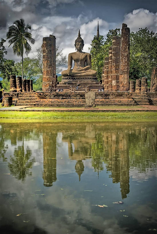 无人,竖图,室外,白天,建筑,泰国,反射,标志,雕像,符号,柱子,云,历史,标识,佛,素可泰,树,天空,祈祷,摄影,宗教,宁静,性别符号,古代文明,死水,彩图,男性符号