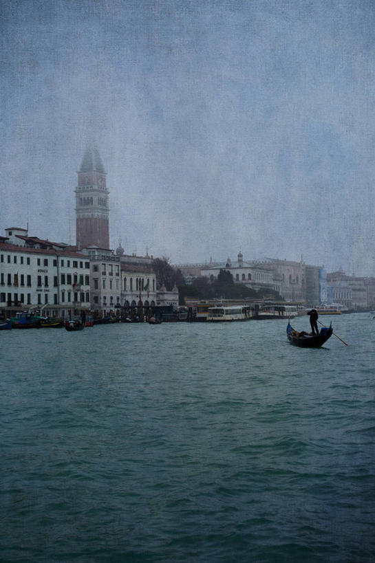 成年人,一个人,竖图,室外,白天,雾,建筑,船,意大利,威尼斯,仅一个男性,船夫,纹路,纹理,钟楼,塔,天空,交通工具,运输,摄影,运河,舟,载具,意大利文化,肌理,彩图