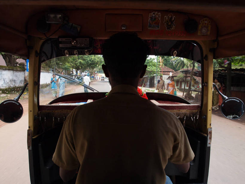 脸,头,脸颊,一个人,司机,坐,横图,室内,白天,旅途,安全,镜子,路,印度,反射,休闲装,肩膀,背面,运输,摄影,镜像,生命,镜面,驾车,喀拉拉邦,光学,侧视镜,头部,脸部,脸蛋,面部,彩图,旅行,机动三轮车