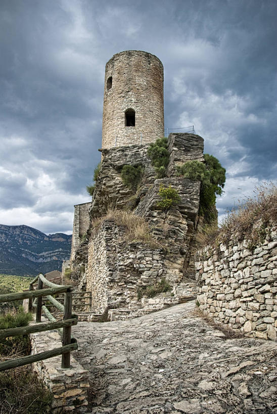 无人,竖图,室外,白天,仰视,暴风雨,多云,建筑,西班牙,城堡,篱笆,云,小路,天气,历史,天空,摄影,宁静,要塞,莱里达省,彩图,低角度拍摄