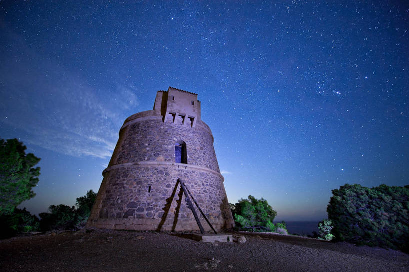 无人,横图,室外,夜晚,仰视,建筑,西班牙,月亮,星星,历史,石墙,树,天空,自然,摄影,宁静,天文学,伊比沙岛,彩图,低角度拍摄
