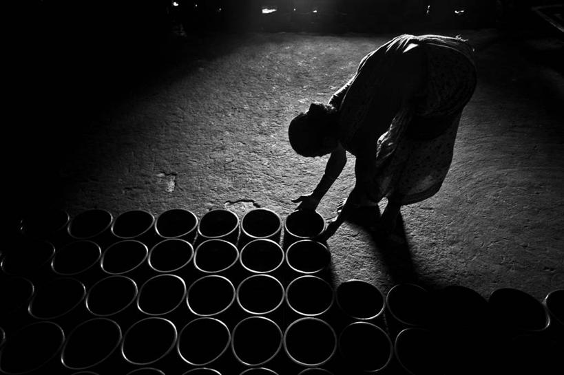 成年人,一个人,工厂,横图,黑白,室内,白天,重复,孟加拉国,亚洲,仅一个女性,一排,弯腰,整齐,工作,排列,陶器,摄影,创造力,队列,南亚,剪影,聚光,孟加拉人民共和国,美术工艺