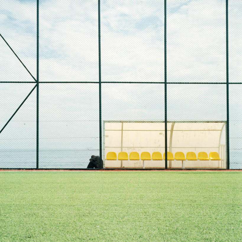 成年人,一个人,足球场,体育馆,码头,运动场,方图,室外,白天,寂寞,重复,运动,港口,仅一个男性,一排,整齐,网,塑胶,长椅,水平线,云,体育场,座位,草,排列,黄色,天空,草皮,靠,靠着,摄影,抱膝,队列,伊斯坦布尔,运动馆,屈膝,睡觉,彩图,摆渡口,埠头,渡口,渡头,港湾,海港,货运码头,口岸,商港,独处,伊斯坦布尔省