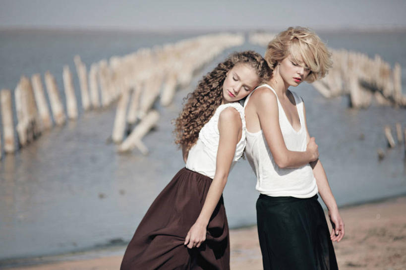 成年人,一个人,两个人,站,横图,室外,白天,度假,海洋,乌克兰,仅一个年轻女性,仅一个女性,仅一个人,靠,靠着,背靠背,木桩,放松,摄影,年轻女性,女人,女性,年轻人,海滩,闭着眼睛,半身,彩图,短发