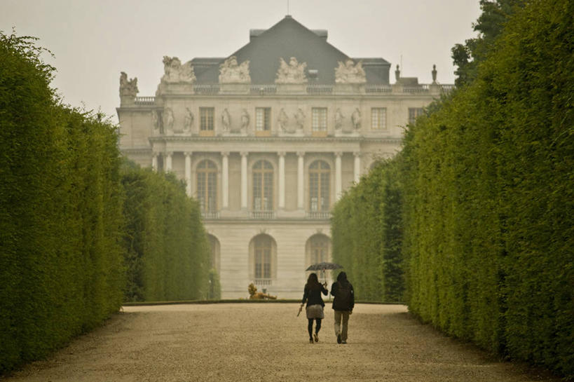 成年人,两个人,宫殿,横图,室外,白天,建筑,法国,行人,游客,游人,伞,休闲装,路人,旅客,背面,天空,地标建筑,摄影,宁静,法国文化,背包客,凡尔赛,过客,树篱,步行,彩图