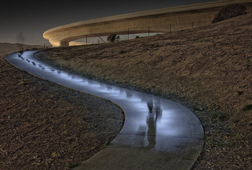 一个人,跑,横图,室外,夜晚,长时间曝光,神秘,路,美国,脚印,弯曲,小路,台阶,天空,摄影,照亮,手电筒,高架道路,彩图