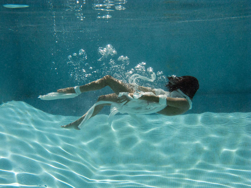 游泳,成年人,中年人,一个人,游泳池,横图,室外,白天,侧面,性感,水下,水,意大利,仅一个女性,仅一个人,白色,泡泡,仅一个中年女性,摄影,尤物,女人,女性,中年女性,彩图