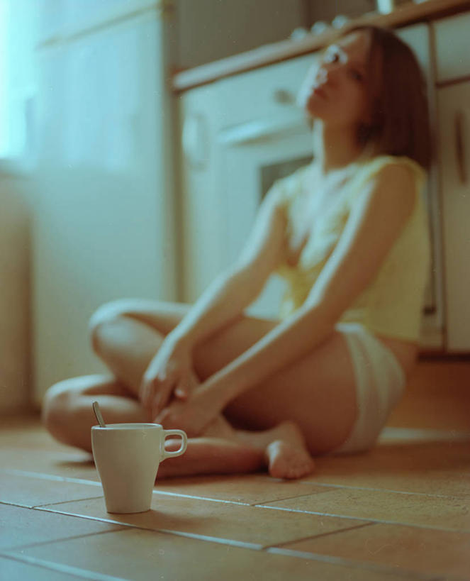 成年人,一个人,坐,竖图,室内,性感,寂寞,俄罗斯,仅一个年轻女性,仅一个女性,仅一个人,首都,杯,饮食,白色,赤脚,摄影,砖地,悲伤,伤心,难过,莫斯科,悲哀,哀痛,悲戚,悲痛,年轻女性,女人,女性,年轻人,彩图